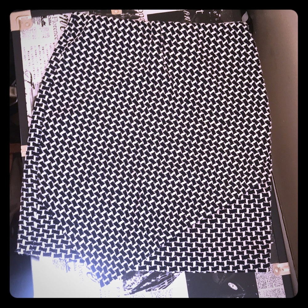 H&M Form fitting black and white patterned skirt
